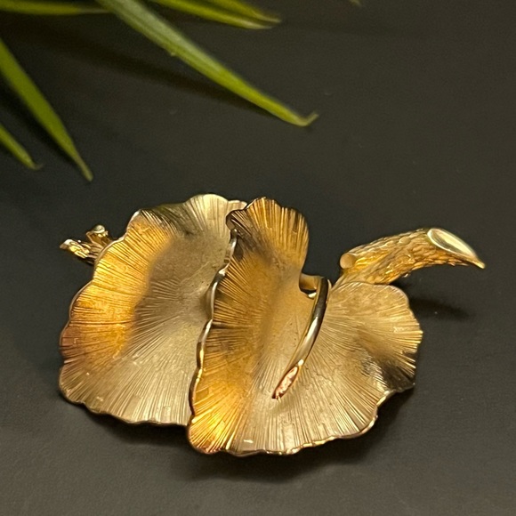 Vintage Signed Giovanni Textured Gold Tone Metal Double Leaf Brooch Pin - Picture 6 of 6